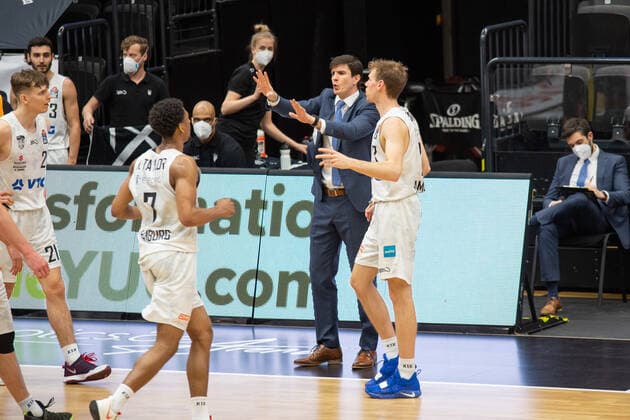 Basketball I Herren I Saison 2020 2021 I easyCredit Bundesliga I 28. Spieltag I Hamburg Towers - EWE Baskets Oldenburg I 14.04.2021 Pedro Calles (Towers, Head Coach) gibt Spielern Anweisungen. Daneben: Jordan Swing ( 2, Towers) Hamburg edel-optics.de Arena, Kurt-Emmerich-Platz, Wilhelmsburger Inselpark Hamburg Deutschland Copyright: xLobeca RobertoxSeidelx