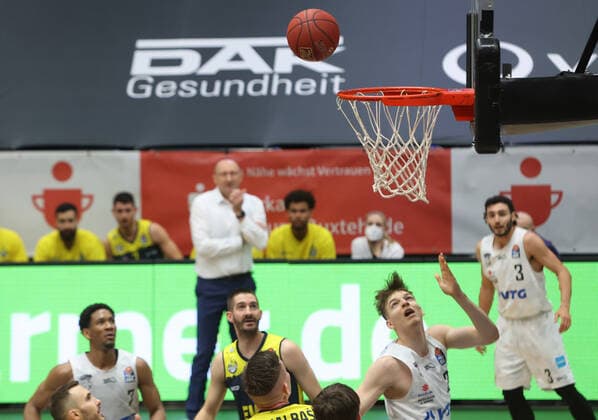 Sport Bilder des Tages Basketball: Deutschland, 1. Bundesliga, Hamburg Towers - EWE Baskets Oldenburg, Hamburg, 14.04.2021 Justus Hollatz (Towers, r.) Hamburg Germany