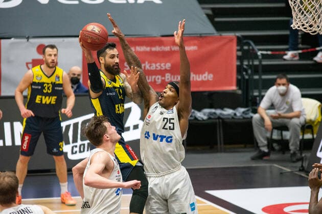 Basketball I Herren I Saison 2020 2021 I easyCredit Bundesliga I 28. Spieltag I Hamburg Towers - EWE Baskets Oldenburg I 14.04.2021 Zweikampf von Martin Breunig ( 12, Oldenburg) und Terry Allen ( 25, Towers) Hamburg edel-optics.de Arena, Kurt-Emmerich-Platz, Wilhelmsburger Inselpark Hamburg Deutschland Copyright: xLobeca RobertoxSeidelx