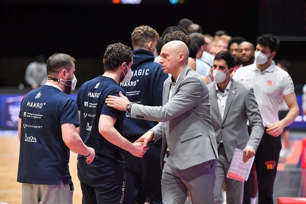 Chemnitz, Deutschland 14. April 2021: BBL - 2020 2021 - Niners Chemnitz vs. Hakro Merlins Crailsheim Abklatschen von Trainer Rodrigo Pastore (Chemnitz) mit der gegnerischen Mannschaft Messe Chemnitz Sachsen Copyright: xFotostandx xDostmannx