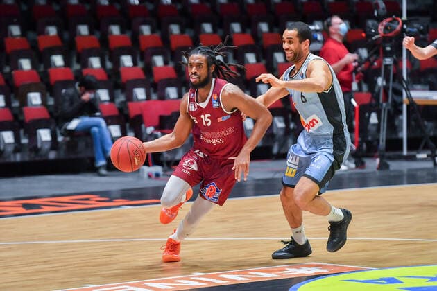 Chemnitz, Deutschland 14. April 2021: BBL - 2020 2021 - Niners Chemnitz vs. Hakro Merlins Crailsheim v. li. im Zweikampf Marcus Thornton (Chemnitz) und Elias Lasisi (Crailsheim) Messe Chemnitz Sachsen Copyright: xFotostandx xDostmannx