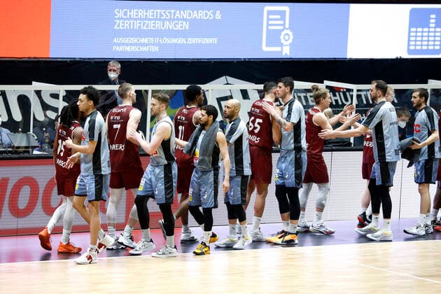 14.04.2021, easyCredit Basketball Bundesliga, BBL, Saison 2020 2021, Herren, Chemnitz Niners - HAKRO Merlins Crailsheim Gratulation von den Niner an die Gäste aus Crailsheim Chemnitz Messe Chemnitz Sachsen Germany