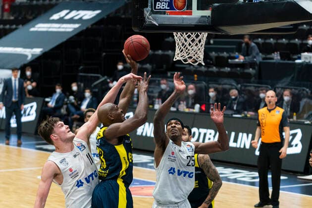 easyCredit Basketball Bundesliga, Hamburg, 14.04.2021 easyCredit Basketball Bundesliga, Hamburg Towers vs. EWE Baskets Oldenburg, Rickey Paulding ( 23 EWE Baskets Oldenburg), Maik Kotsar ( 11 Hamburg Towers), Terry Allen ( 25 Hamburg Towers) Copyright: xBEAUTIFULxSPORTS Mohwinkelx