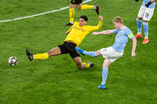 Dortmund, Signal Iduna Park, 14.04.21: Kevin De Bruyne (Manchester) (R) gegen Jude Bellingham (BVB) im Spiel Champions league Borussia Dortmund vs. Manchester City. *** Dortmund, Signal Iduna Park, 14 04 21 Kevin De Bruyne Manchester R vs Jude Bellingham BVB in the match Champions league Borussia Dortmund vs Manchester City