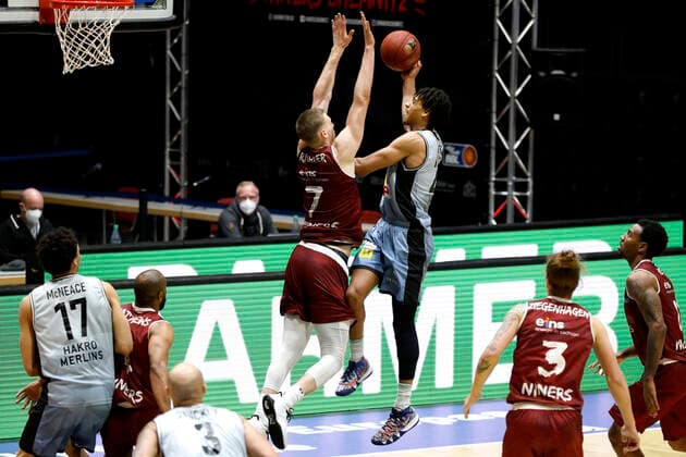 14.04.2021, easyCredit Basketball Bundesliga, BBL, Saison 2020 2021, Herren, Chemnitz Niners - HAKRO Merlins Crailsheim Jonas Richter, Niners Chemnitz, Jeremy Jones, HAKRO Merlins Crailsheim Chemnitz Messe Chemnitz Sachsen Germany