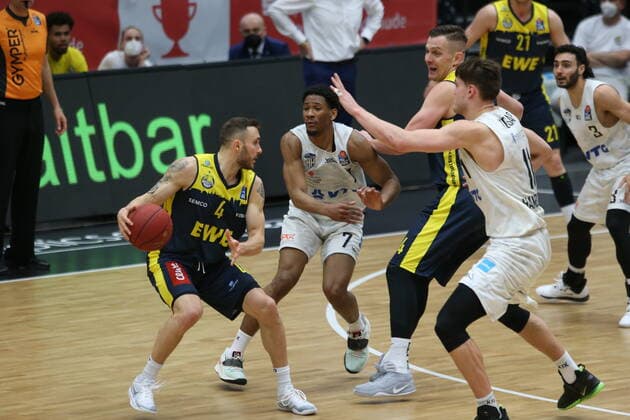 Basketball: Deutschland, 1. Bundesliga, Hamburg Towers - EWE Baskets Oldenburg, Hamburg, 14.04.2021 Keith Hornsby (Oldenburg, l.) - Kamron Taylor (M.) und Maik Kotsar (beide Towers, r.) Hamburg Germany
