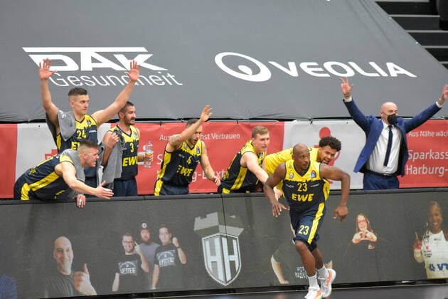 Basketball I Herren I Saison 2020 2021 I easyCredit Bundesliga I 28. Spieltag I Hamburg Towers - EWE Baskets Oldenburg I 14.04.2021 Tomislav Gabric ( 21, Oldenburg), Rasid Mahalbasic ( 24, Oldenburg), Braydon Hobbs ( 3, Oldenburg), Keith Hornsby ( 4, Oldenburg), Jacob Hollatz ( 11, Oldenburg) und ?? jubeln Rickey Paulding ( 23, Oldenburg) zu Hamburg edel-optics.de Arena, Kurt-Emmerich-Platz, Wilhelmsburger Inselpark Hamburg Deutschland Copyright: xLobeca RobertoxSeidelx