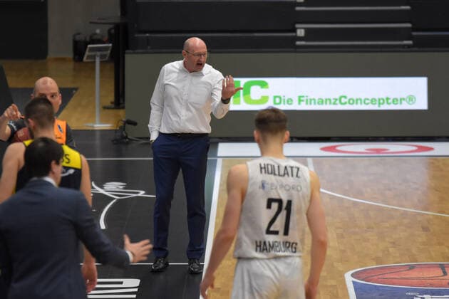 Basketball I Herren I Saison 2020 2021 I easyCredit Bundesliga I 28. Spieltag I Hamburg Towers - EWE Baskets Oldenburg I 14.04.2021 Mladen Drijencic (Oldenburg, Head Coach) gibt deutliche Anweisungen Hamburg edel-optics.de Arena, Kurt-Emmerich-Platz, Wilhelmsburger Inselpark Hamburg Deutschland Copyright: xLobeca RobertoxSeidelx