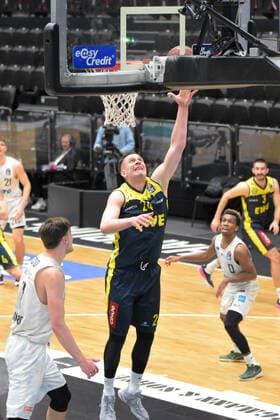 Basketball I Herren I Saison 2020 2021 I easyCredit Bundesliga I 28. Spieltag I Hamburg Towers - EWE Baskets Oldenburg I 14.04.2021 Rasid Mahalbasic ( 24, Oldenburg) unter dem Korb Hamburg edel-optics.de Arena, Kurt-Emmerich-Platz, Wilhelmsburger Inselpark Hamburg Deutschland Copyright: xLobeca RobertoxSeidelx