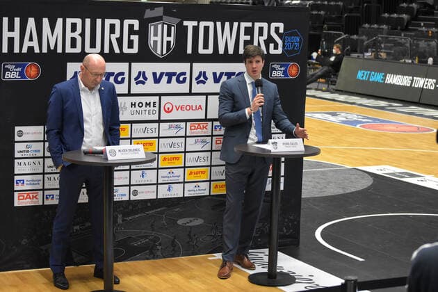Basketball I Herren I Saison 2020 2021 I easyCredit Bundesliga I 28. Spieltag I Hamburg Towers - EWE Baskets Oldenburg I 14.04.2021 Pressekonferenz: Mladen Drijencic (Oldenburg, Head Coach) bedächtig und Pedro Calles (Towers, Head Coach) souverän Hamburg edel-optics.de Arena, Kurt-Emmerich-Platz, Wilhelmsburger Inselpark Hamburg Deutschland Copyright: xLobeca RobertoxSeidelx