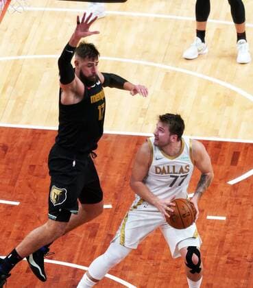 Dallas Mavericks Luka Doncic (77) tries to shoot past Memphis Grizzlies Jonas Valanciunas (17), during a NBA, Basketball Herren, USA game, at FedEx Forum in Memphis, Tennessee, USA, 14, April 2021. Mavericks at Memphis Grizzlies Basketball !ACHTUNG: NUR REDAKTIONELLE NUTZUNG!  Copyright: xKARENxPULFERxFOCHTx AME060 20210415-637540618187937820