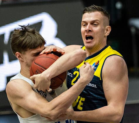 Sport Bilder des Tages Maik Kotsar (Towers), Rasid Mahalbasic (EWE) 14.04.21, Hamburg Towers vs. EWE Baskets Oldenburg, Hamburg-Wilhelmsburg, edel-optics Arena, easyCredit BBL, Basketball Bundesliga, Saison 2020 2021, 28. Spieltag Â