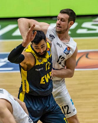 Martin Breunig (EWE), Johannes Richter (Towers) 14.04.21, Hamburg Towers vs. EWE Baskets Oldenburg, Hamburg-Wilhelmsburg, edel-optics Arena, easyCredit BBL, Basketball Bundesliga, Saison 2020 2021, 28. Spieltag Â