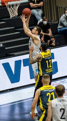 Martin Breunig (EWE), Johannes Richter (Towers) 14.04.21, Hamburg Towers vs. EWE Baskets Oldenburg, Hamburg-Wilhelmsburg, edel-optics Arena, easyCredit BBL, Basketball Bundesliga, Saison 2020 2021, 28. Spieltag Â