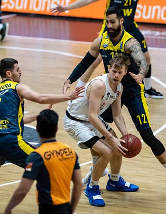 Sebastian Herrera (EWE), Jordan Swing (Towers), Martin Breunig (EWE) 14.04.21, Hamburg Towers vs. EWE Baskets Oldenburg, Hamburg-Wilhelmsburg, edel-optics Arena, easyCredit BBL, Basketball Bundesliga, Saison 2020 2021, 28. Spieltag Â