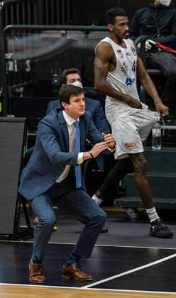 Head Coach Pedro Calles (Towers), Zac Cuthbertson (Towers) 14.04.21, Hamburg Towers vs. EWE Baskets Oldenburg, Hamburg-Wilhelmsburg, edel-optics Arena, easyCredit BBL, Basketball Bundesliga, Saison 2020 2021, 28. Spieltag Â