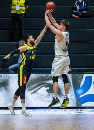 Martin Breunig (EWE), Maik Kotsar (Towers) 14.04.21, Hamburg Towers vs. EWE Baskets Oldenburg, Hamburg-Wilhelmsburg, edel-optics Arena, easyCredit BBL, Basketball Bundesliga, Saison 2020 2021, 28. Spieltag Â