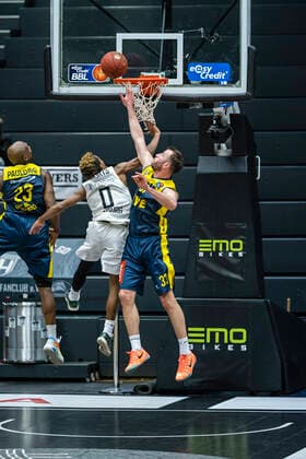 Rickey Paulding (EWE), TJ Shorts (Towers), Philipp Schwethelm (EWE) 14.04.21, Hamburg Towers vs. EWE Baskets Oldenburg, Hamburg-Wilhelmsburg, edel-optics Arena, easyCredit BBL, Basketball Bundesliga, Saison 2020 2021, 28. Spieltag Â