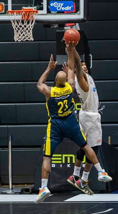Rickey Paulding (EWE), Terry Allen (Towers) 14.04.21, Hamburg Towers vs. EWE Baskets Oldenburg, Hamburg-Wilhelmsburg, edel-optics Arena, easyCredit BBL, Basketball Bundesliga, Saison 2020 2021, 28. Spieltag Â