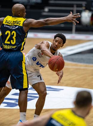 Rickey Paulding (EWE), Kameron Taylor (Towers) 14.04.21, Hamburg Towers vs. EWE Baskets Oldenburg, Hamburg-Wilhelmsburg, edel-optics Arena, easyCredit BBL, Basketball Bundesliga, Saison 2020 2021, 28. Spieltag Â