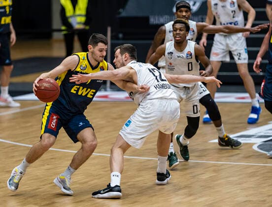 Sebastian Herrera (EWE), Johannes Richter (Towers), TJ Shorts (Towers) 14.04.21, Hamburg Towers vs. EWE Baskets Oldenburg, Hamburg-Wilhelmsburg, edel-optics Arena, easyCredit BBL, Basketball Bundesliga, Saison 2020 2021, 28. Spieltag Â
