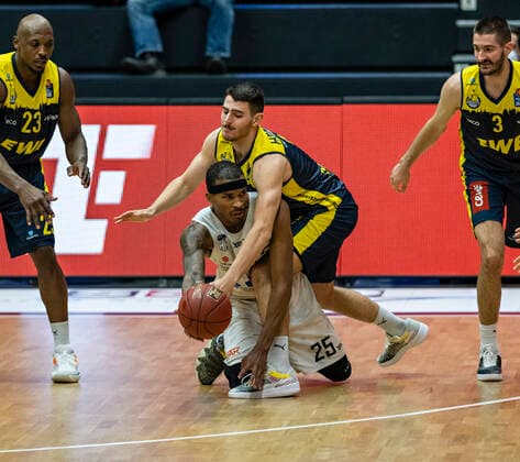 TerryRickey Paulding (EWE), Allen (Towers), Sebastian Herrera (EWE), Braydon Hobbs (EWE) 14.04.21, Hamburg Towers vs. EWE Baskets Oldenburg, Hamburg-Wilhelmsburg, edel-optics Arena, easyCredit BBL, Basketball Bundesliga, Saison 2020 2021, 28. Spieltag Â