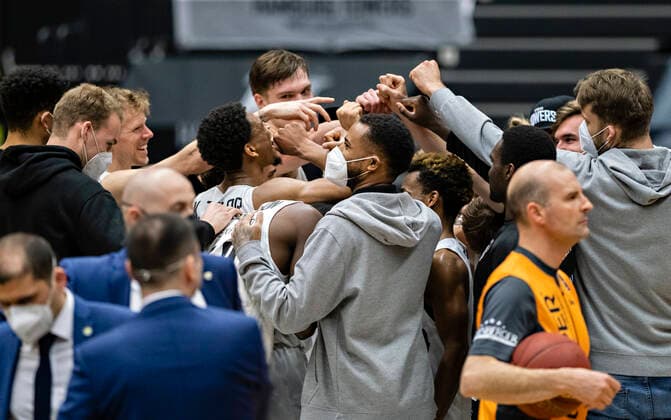 Freude über das Erreichen der Playoffs 14.04.21, Hamburg Towers vs. EWE Baskets Oldenburg, Hamburg-Wilhelmsburg, edel-optics Arena, easyCredit BBL, Basketball Bundesliga, Saison 2020 2021, 28. Spieltag Â