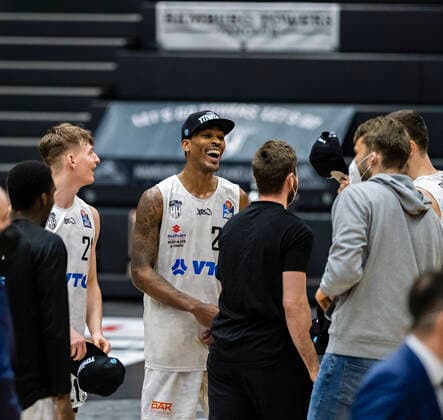 Freude über das Erreichen der Playoffs. Justus Hollatz (Towers), Terry Allen (Towers) 14.04.21, Hamburg Towers vs. EWE Baskets Oldenburg, Hamburg-Wilhelmsburg, edel-optics Arena, easyCredit BBL, Basketball Bundesliga, Saison 2020 2021, 28. Spieltag Â