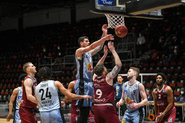 Bogdan Radosavljevic (HAKRO Merlins Crailsheim) am Korb, Dominique Johnson (Niners Chemnitz) re. und Jeremy Jones (HAKRO Merlins Crailsheim) li., Niners Chemnitz vs. HAKRO Merlins Crailsheim, 14.04.2021, easycredit Basketball Bundesliga, GER, Saison 2020 21 Niners Chemnitz vs. HAKRO Merlins Crailsheim, 14.04.2021, easycredit Basketball Bundesliga, GER, Saison 2020 21 Chemnitz Copyright: xBertxHarzer xEibner-xPressefotox