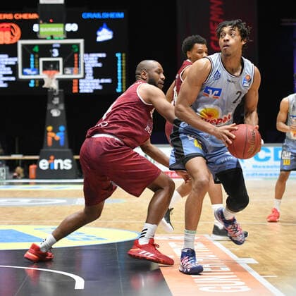 Jeremy Jones (HAKRO Merlins Crailsheim) re. und Virgil Matthews (Niners Chemnitz) li., Niners Chemnitz vs. HAKRO Merlins Crailsheim, 14.04.2021, easycredit Basketball Bundesliga, GER, Saison 2020 21 Niners Chemnitz vs. HAKRO Merlins Crailsheim, 14.04.2021, easycredit Basketball Bundesliga, GER, Saison 2020 21 Chemnitz Copyright: xBertxHarzer xEibner-xPressefotox
