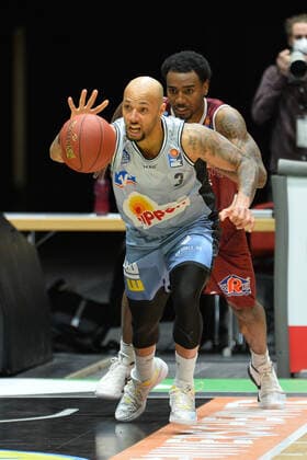 Maurice Stuckey (HAKRO Merlins Crailsheim) li. und Isiaha Mike (Niners Chemnitz) hinten, Niners Chemnitz vs. HAKRO Merlins Crailsheim, 14.04.2021, easycredit Basketball Bundesliga, GER, Saison 2020 21 Niners Chemnitz vs. HAKRO Merlins Crailsheim, 14.04.2021, easycredit Basketball Bundesliga, GER, Saison 2020 21 Chemnitz Copyright: xBertxHarzer xEibner-xPressefotox