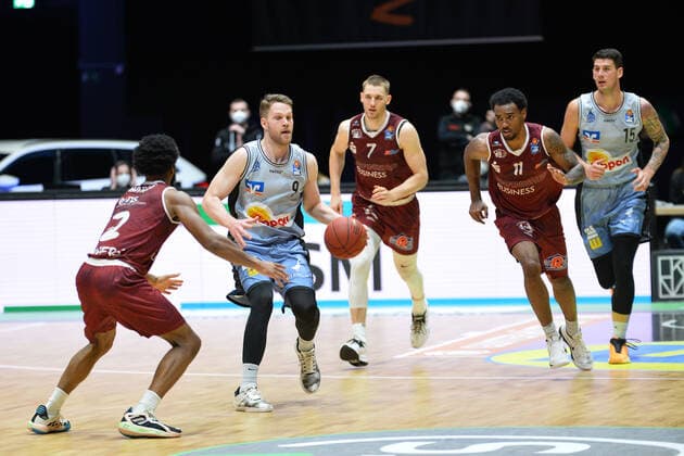 Fabian Bleck (HAKRO Merlins Crailsheim) am Ball, Terrell Harris (Niners Chemnitz) li., Niners Chemnitz vs. HAKRO Merlins Crailsheim, 14.04.2021, easycredit Basketball Bundesliga, GER, Saison 2020 21 Niners Chemnitz vs. HAKRO Merlins Crailsheim, 14.04.2021, easycredit Basketball Bundesliga, GER, Saison 2020 21 Chemnitz Copyright: xBertxHarzer xEibner-xPressefotox