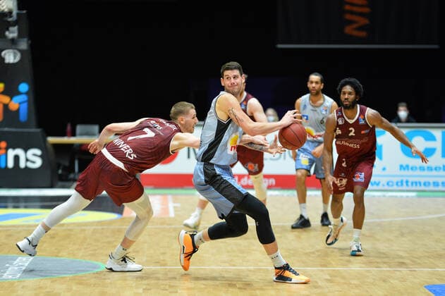 Bogdan Radosavljevic (HAKRO Merlins Crailsheim) am Ball, Jonas Richter (Niners Chemnitz) li. und Terrell Harris (Niners Chemnitz) re., Niners Chemnitz vs. HAKRO Merlins Crailsheim, 14.04.2021, easycredit Basketball Bundesliga, GER, Saison 2020 21 Niners Chemnitz vs. HAKRO Merlins Crailsheim, 14.04.2021, easycredit Basketball Bundesliga, GER, Saison 2020 21 Chemnitz Copyright: xBertxHarzer xEibner-xPressefotox