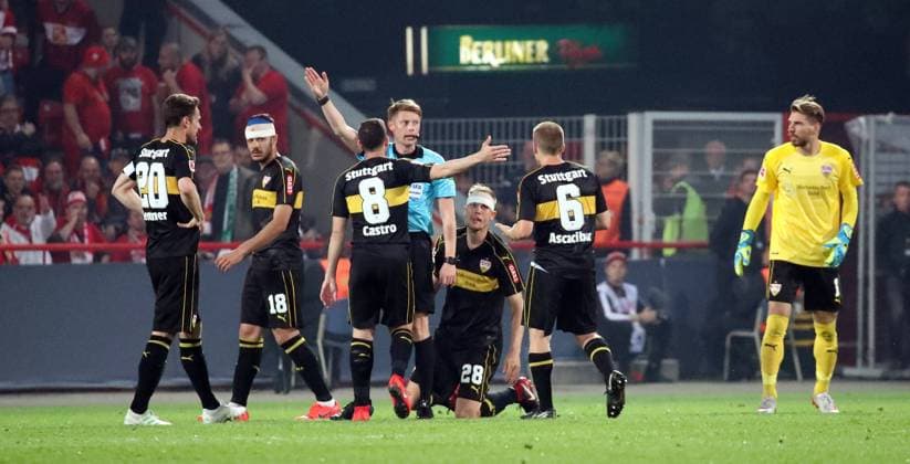 Relegation 2019 1. FC Union Berlin - VfB Stuttgart Deutschland, Berlin, 27.05.2019, Fussball, Bundesliga, Saison 2018 2019, Relegation 2019, 1. FC Union Berlin - VfB Stuttgart: v.l. Christian Gentner, Ozan Kabak, Gonzalo Castro (alle VfB Stuttgart), Christian Dingert (Schiedsrichter), Holger Badstuber, Santiago Ascacibar, Ron-Robert Zieler (alle VfB Stuttgart), DFL DFB REGULATIONS PROHIBIT ANY USE OF PHOTOGRAPHS AS IMAGE SEQUENCES AND OR QUASI-VIDEO.