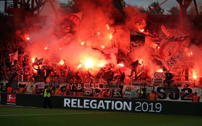 Relegation 2019 1. FC Union Berlin - VfB Stuttgart Deutschland, Berlin, 27.05.2019, Fussball, Bundesliga, Saison 2018 2019, Relegation 2019, 1. FC Union Berlin - VfB Stuttgart: VfB Stuttgart Fans Pyrotechnik, DFL DFB REGULATIONS PROHIBIT ANY USE OF PHOTOGRAPHS AS IMAGE SEQUENCES AND OR QUASI-VIDEO.