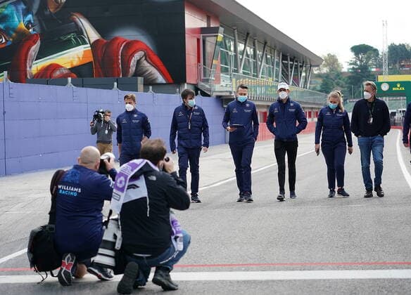 Formula 1 Pirelli Gran Premio Del Made In Italy E Dell emilia Romagna 2021 15.04.2021, Autodromo Enzo e Dino Ferrari, Imola, Formula 1 Pirelli Gran Premio Del Made In Italy E Dell emilia Romagna 2021 ,im Bild Nicholas Latifi (CAN 6), Williams Racing geht mit seinen Ingenieuren über die Strecke.