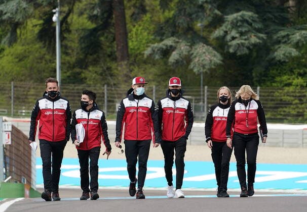 Formula 1 Pirelli Gran Premio Del Made In Italy E Dell emilia Romagna 2021 15.04.2021, Autodromo Enzo e Dino Ferrari, Imola, Formula 1 Pirelli Gran Premio Del Made In Italy E Dell emilia Romagna 2021 ,im Bild Antonio Giovinazzi (ITA 99), Alfa Romeo Racing ORLEN geht mit seinen Ingenieuren über die Strecke.