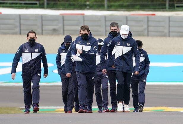 Formula 1 Pirelli Gran Premio Del Made In Italy E Dell emilia Romagna 2021 15.04.2021, Autodromo Enzo e Dino Ferrari, Imola, Formula 1 Pirelli Gran Premio Del Made In Italy E Dell emilia Romagna 2021 ,im Bild Pierre Gasly (FRA 10), Scuderia AlphaTauri Honda geht mit seinen Ingenieuren über die Strecke.