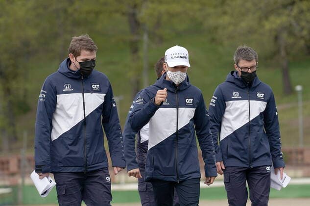 Formula 1 Pirelli Gran Premio Del Made In Italy E Dell emilia Romagna 2021 15.04.2021, Autodromo Enzo e Dino Ferrari, Imola, Formula 1 Pirelli Gran Premio Del Made In Italy E Dell emilia Romagna 2021 ,im Bild Pierre Gasly (FRA 10), Scuderia AlphaTauri Honda geht mit seinen Ingenieuren über die Strecke.