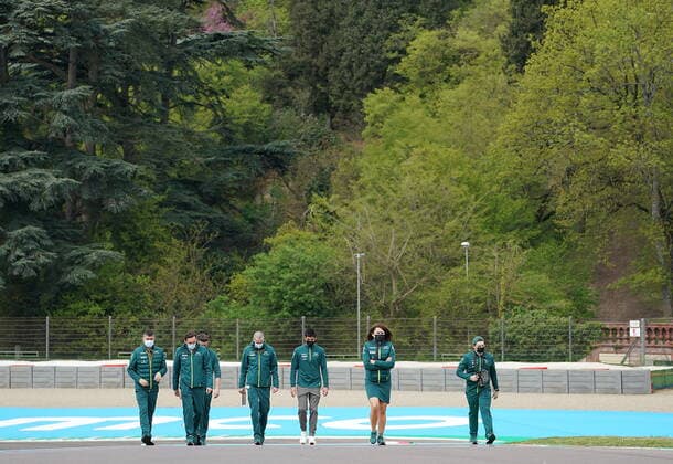 Formula 1 Pirelli Gran Premio Del Made In Italy E Dell emilia Romagna 2021 15.04.2021, Autodromo Enzo e Dino Ferrari, Imola, Formula 1 Pirelli Gran Premio Del Made In Italy E Dell emilia Romagna 2021 ,im Bild Lance Stroll (CAN 18), Aston Martin Cognizant Formula One Team geht mit seinen Ingenieuren über die Strecke.