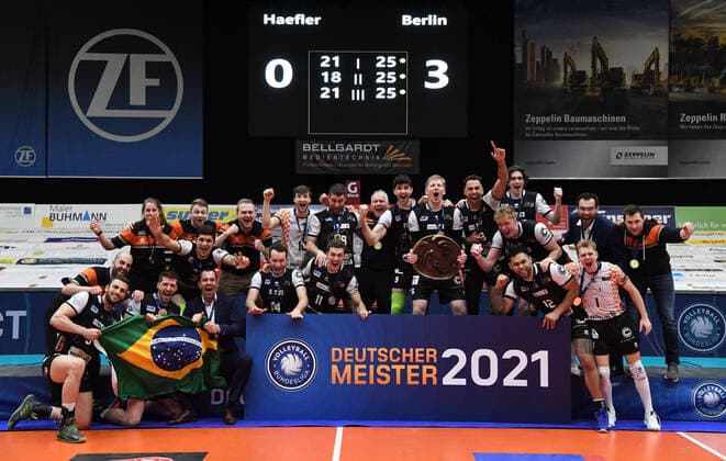 Bilder des Jahres 2021, Sport 04 April Sport Themen der Woche KW15 Sport Bilder des Tages Volleyball, Herren, Saison 2020 2021, 1. Bundesliga (Finale, Spiel 3), VfB Friedrichshafen - BR Volleys, die BR Volleys bejubeln den Gewinn der Deutschen Meisterschaft bei der Siegerehrung, Anzeigetafel mit 0:3-Endstand, 15.04. 2021, *** Volleyball, men, 2020 2021 season, 1 Bundesliga final, game 3 , VfB Friedrichshafen BR Volleys, the BR Volleys celebrate winning the German championship at the award ceremony, scoreboard with 0 3 final score, 15 04 2021, Copyright: xSebastianxRäppoldx xMatthiasxKochx