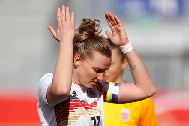 Wiesbaden, Fussball, Frauen - Länderspiel , 13. 04. 2021 Deutschland - Norwegen 3-1 Alexandra POPP (GER) nach einer vergebenen Torchance ** Gemäß den Vorgaben des DFB ( Deutscher Fußball Bund ) ist es untersagt, in dem Stadion und oder vom Spiel angefertigte Fotoaufnahmen in Form von Sequenzbildern und oder videoähnlichen Fotostrecken zu verwerten bzw. verwerten zu lassen. **
