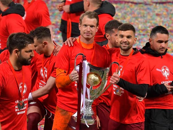 Bilder des Jahres 2021, Sport 04 April Sport Themen der Woche KW15 Sport Bilder des Tages Syam Habib Ben Youssef, Giedrius Arlauskis si Mateo Susic pozeaza alaturi de trofeu dupa meciul de fotbal dintre CFR Cluj si FCSB, Supercupa Romaniei, desfasurat fara spectatori pe Stadionul Ilie Oana din Ploiesti, joi 15 aprilie 2021. Ploiesti *** Syam Habib Ben Youssef, Giedrius Arlauskis and Mateo Susic pose with the trophy after the football match between CFR Cluj and FCSB, Romanian Super Cup, held without spectators on Ilie Oana Stadium in Ploiesti, Thursday, April 15, 2021 Ploiesti Copyright: xRazvanxPasarica SPORTxPICTURESx