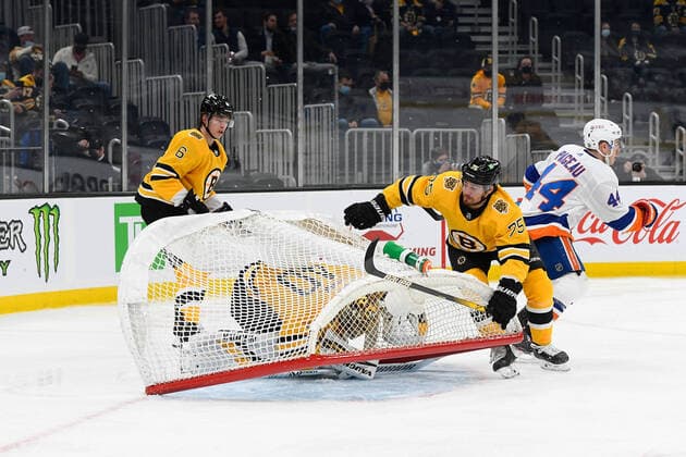 Bilder des Jahres 2021, Sport 04 April Sport Themen der Woche KW15 Sport Bilder des Tages April 15, 2021: Boston Bruins goaltender Tuukka Rask (40) gets trapped by the falling net during the NHL, Eishockey Herren, USA game between the New York Islanders and the Boston Bruins held at TD Garden, in Boston, Mass. CSM Boston USA - ZUMAc04_ 20210415_zaf_c04_129 Copyright: xEricxCanhax