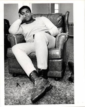 Themen der Woche April 11, 1976 - Michigan, U.S. - Muhammad Ali - Muhammad Ali, making himself at home in his new, still sparsely furnished quarters near Berrien Springs. Michigan U.S. - ZUMAf31_ -