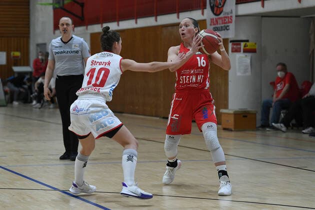 Basketball Damen 1. Bundesliga Halbfinale 2. Spiel GiroLive Panthers Osnabrück - Herner TC am 16.04.2021 in der OSC-Halle in Osnabrück Jenny Strozyk ( Osnabrück ), links - Chloe Bully ( Herne ), rechts