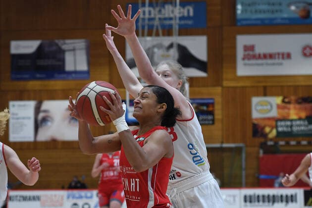 Basketball Damen 1. Bundesliga Halbfinale 2. Spiel GiroLive Panthers Osnabrück - Herner TC am 16.04.2021 in der OSC-Halle in Osnabrück Loryn Goodwin ( Herne ), vorne - Frieda Bühner ( Osnabrück ), hinten