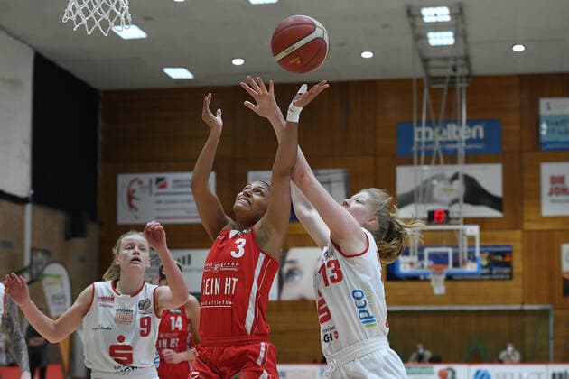 Basketball Damen 1. Bundesliga Halbfinale 2. Spiel GiroLive Panthers Osnabrück - Herner TC am 16.04.2021 in der OSC-Halle in Osnabrück Loryn Goodwin ( Herne ), links - Frieda Bühner ( Osnabrück ), rechts