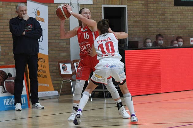 Basketball Damen 1. Bundesliga Halbfinale 2. Spiel GiroLive Panthers Osnabrück - Herner TC am 16.04.2021 in der OSC-Halle in Osnabrück Jenny Strozyk ( Osnabrück ), vorne - Chloe Bully ( Herne ), hinten