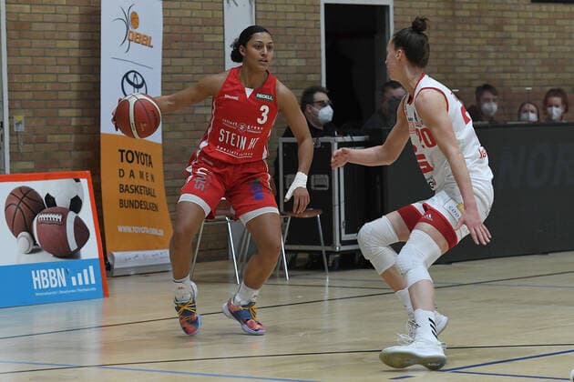 Basketball Damen 1. Bundesliga Halbfinale 2. Spiel GiroLive Panthers Osnabrück - Herner TC am 16.04.2021 in der OSC-Halle in Osnabrück Loryn Goodwin ( Herne ), links - Kata Takacs ( Osnabrück ), rechts